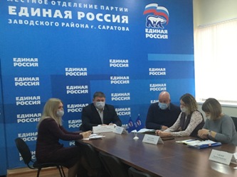 Депутаты Сергей Агапов и Вячеслав Доронин обсудили меры социальной поддержки